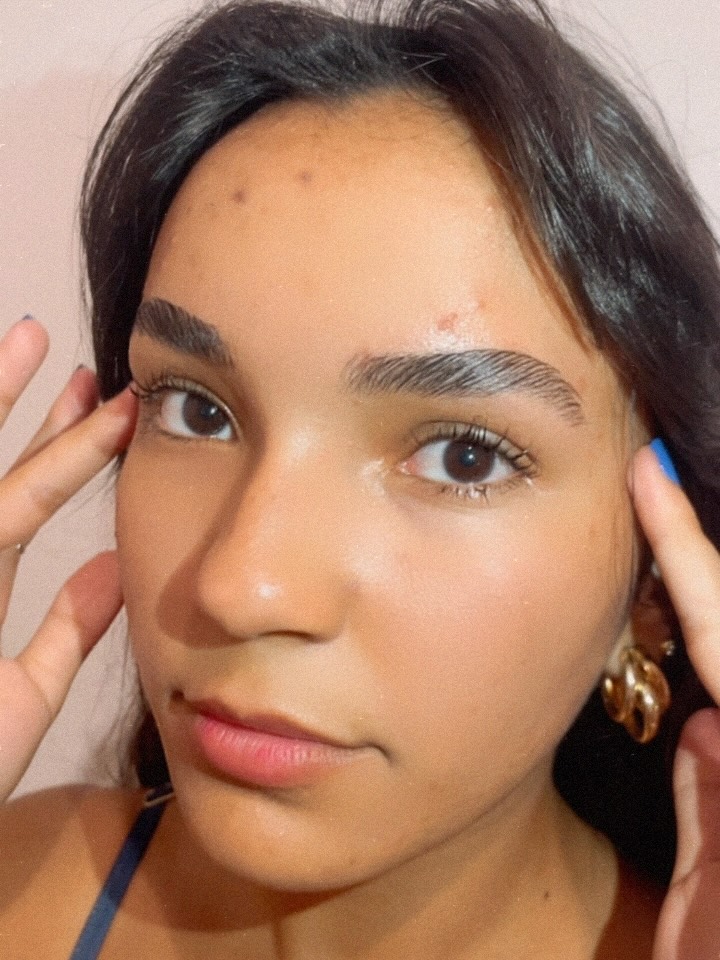 Detalhe de sobrancelhas após laminação.