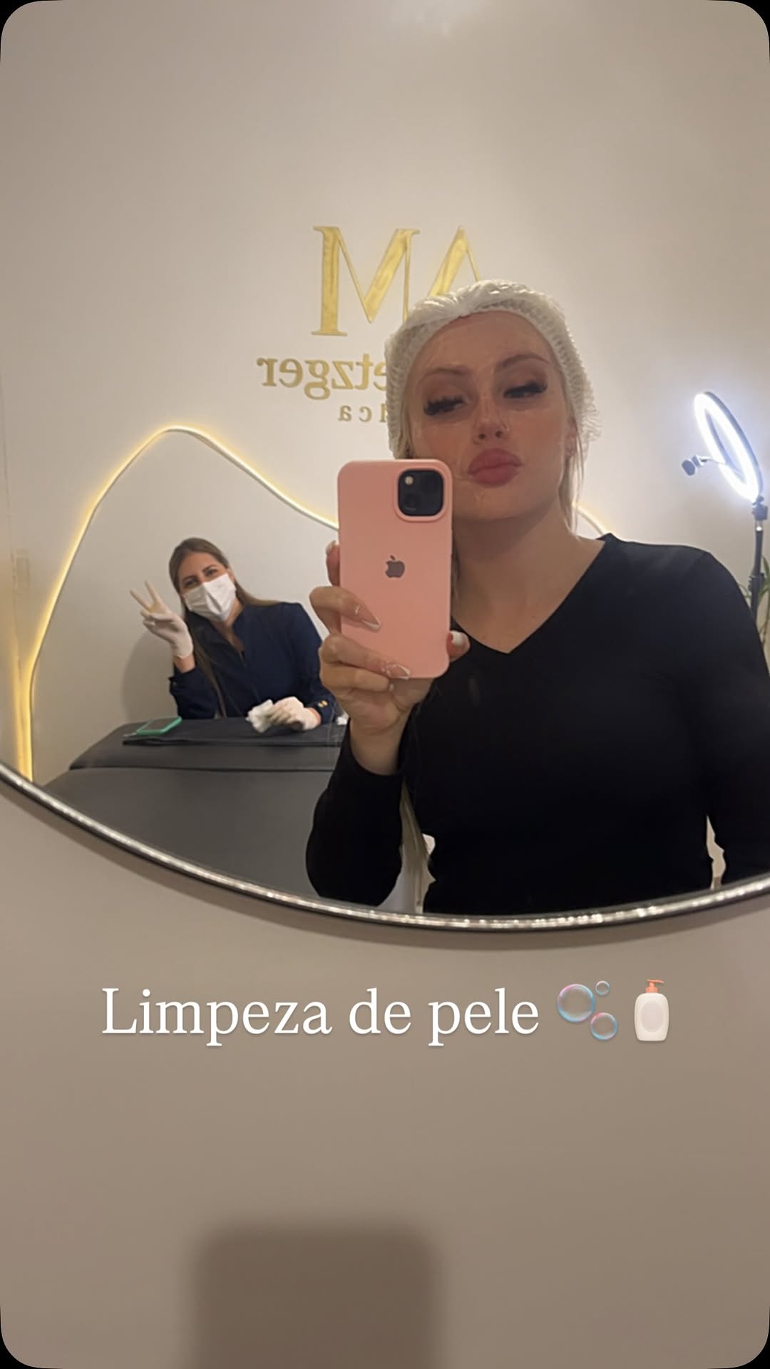 Procedimento de limpeza de pele com vapor facial.